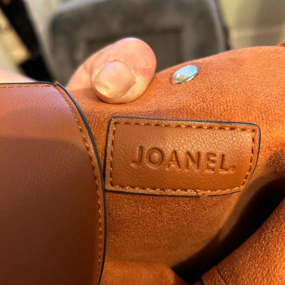 Hand bag with shoulder strap as well as cross body strap. - Picture 3 of 8